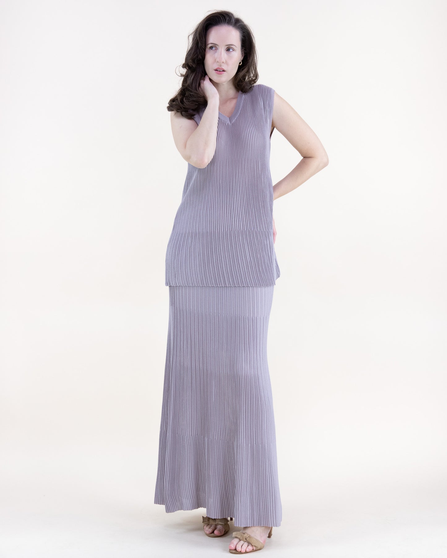 Fitted Thin Ribbed Sections Sleeveless V-Neck Knit Tank Top