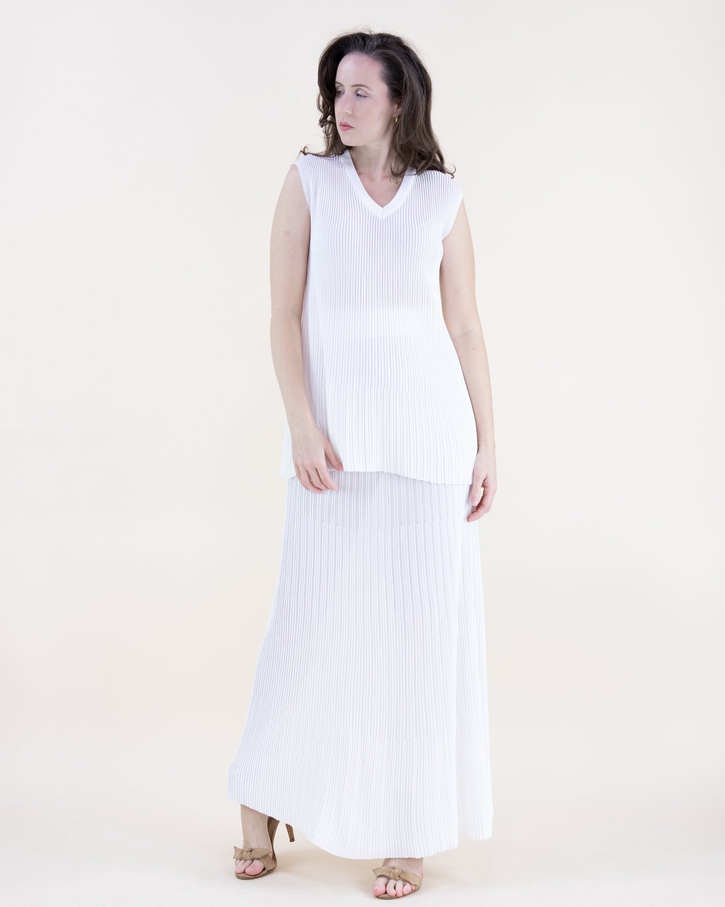 Fitted Thin Ribbed Sections Sleeveless V-Neck Knit Tank Top