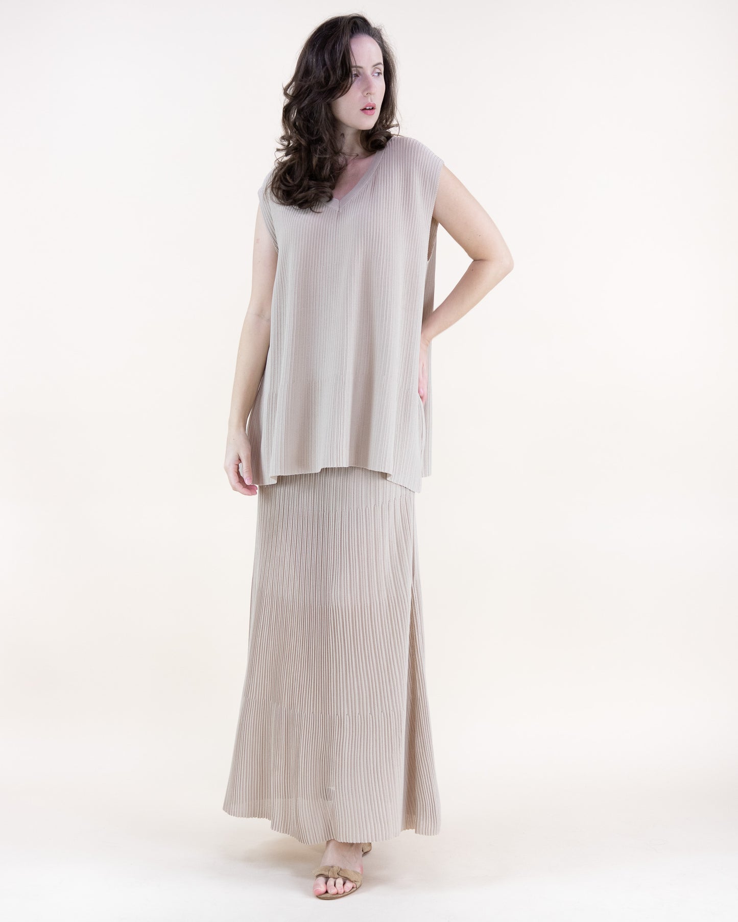 Loose Fit Thin Ribbed Sections Sleeveless V-Neck Knit Top