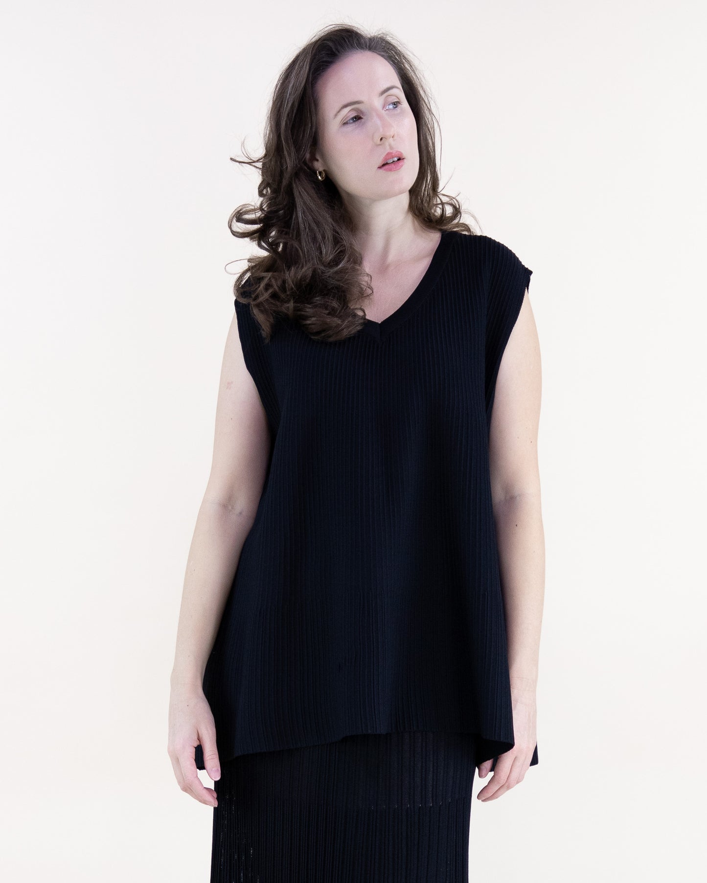 Loose Fit Thin Ribbed Sections Sleeveless V-Neck Knit Top