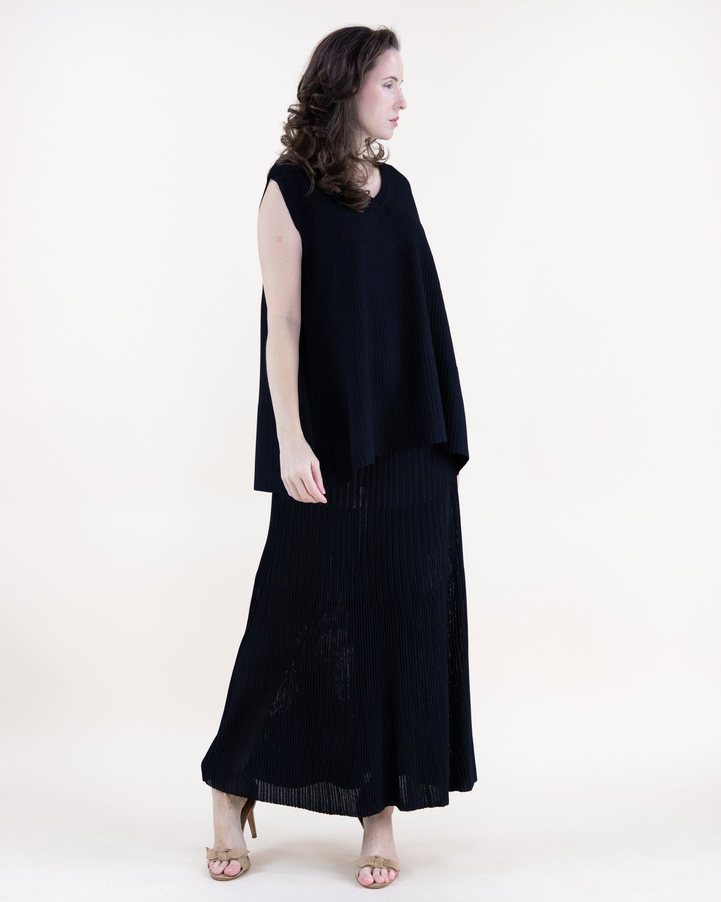 Loose Fit Thin Ribbed Sections Sleeveless V-Neck Knit Top