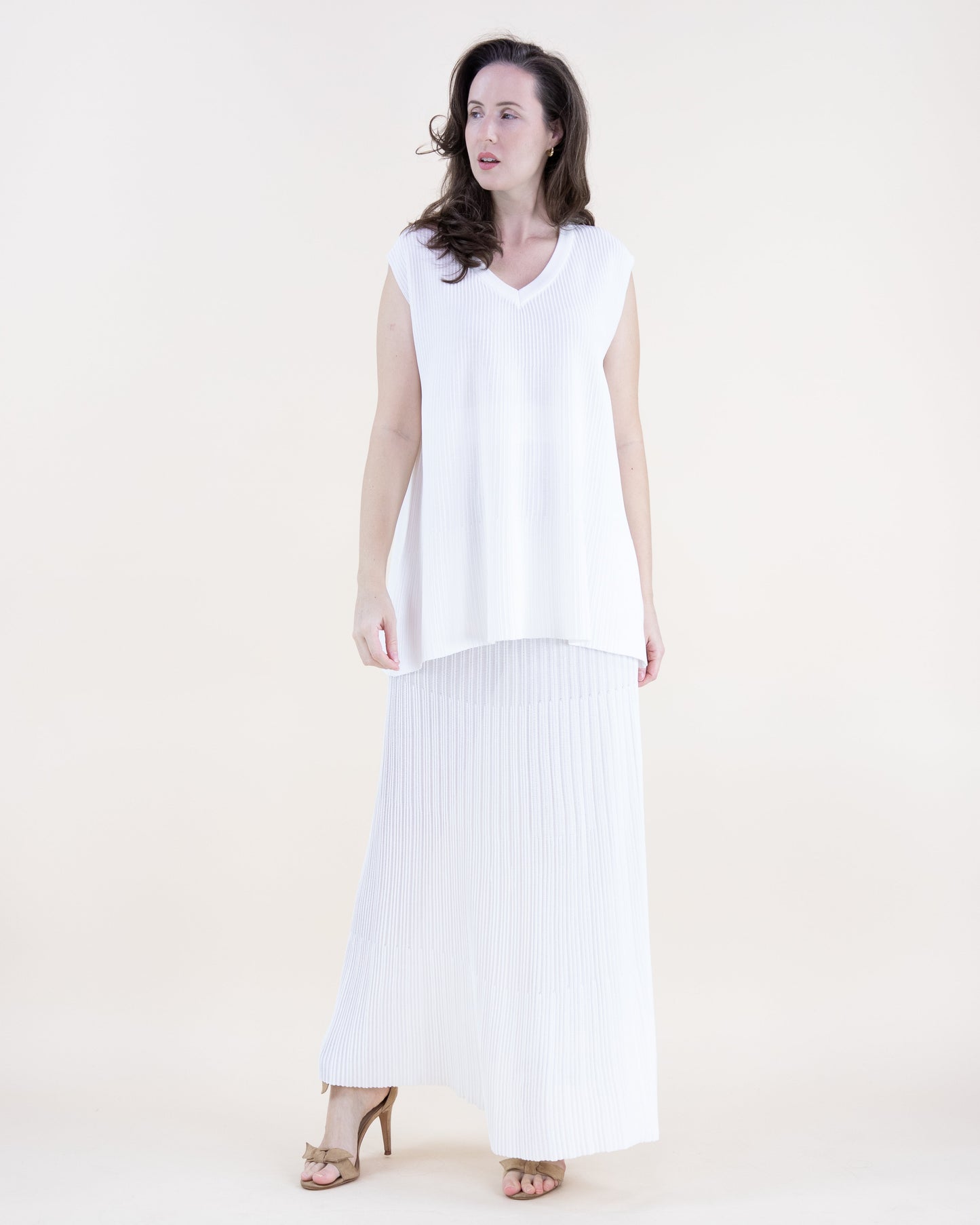Loose Fit Thin Ribbed Sections Sleeveless V-Neck Knit Top